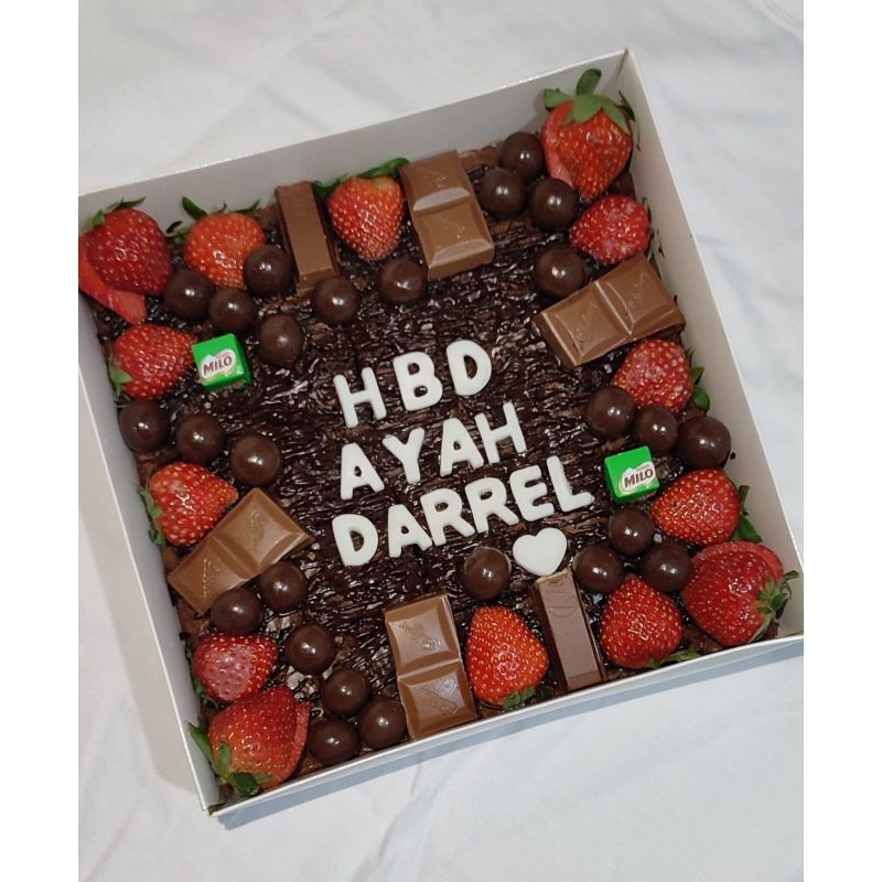 

Fudgy Brownies strawberry | Custom Ultah By Adzkia Bakery | Size 20x20