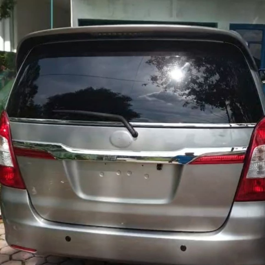 SPOILER TOPI BELAKANG MOBIL INNOVA MODEL LUXURY WARNA BODY SUDAH TERMASUK LAMPU SPOILER - SPOILER MO