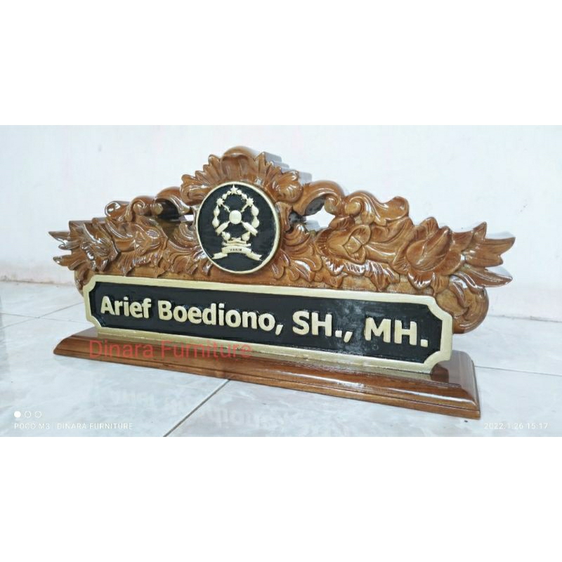 

papan nama meja hakim