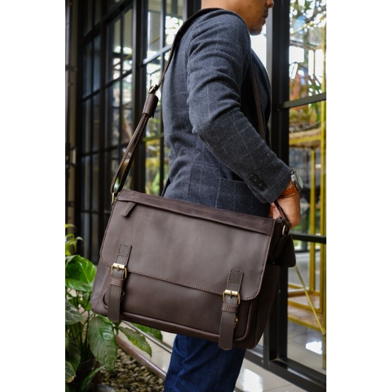 Tas Kulit Asli Pria Basunjoyo Messenger Tas Laptop 14 Inch Multifungsi Pull Up Leather