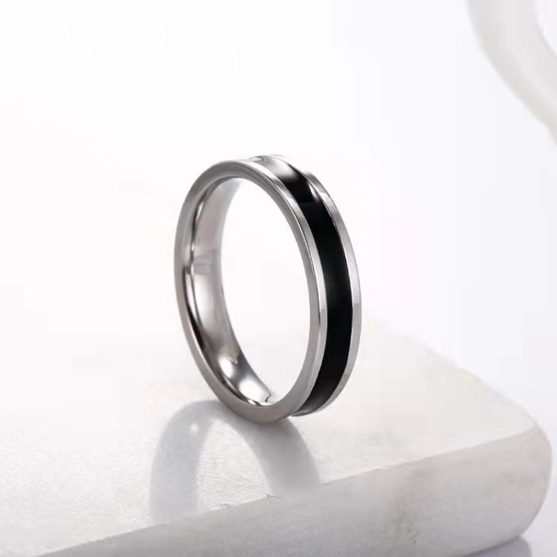 Cincin Titanium Gold &amp; Silver Pria/Wanita Motif List Hitam Pria L: 5mm