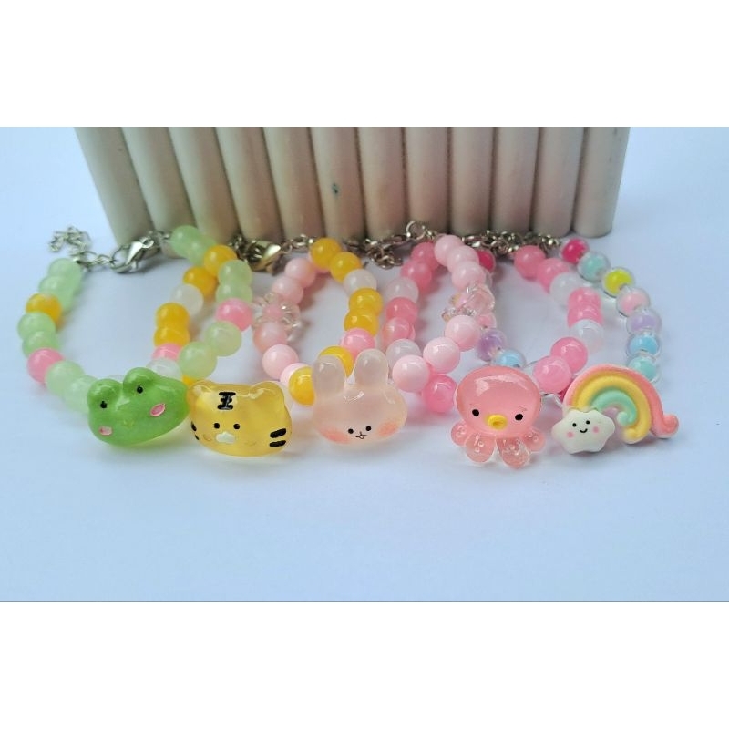 Gelang Anak Perempuan dilengkapis dengan charm dan bisa adjustable