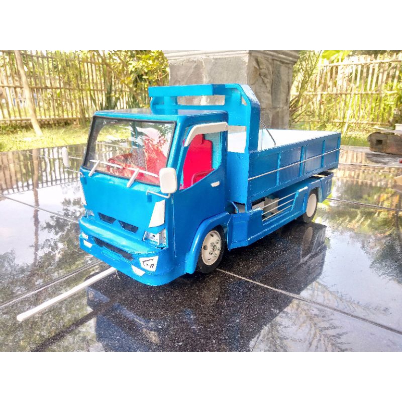 Miniatur truk engkel