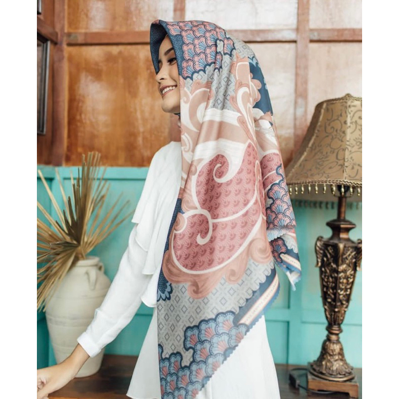 Pinisi Scarf Wearing Klamby