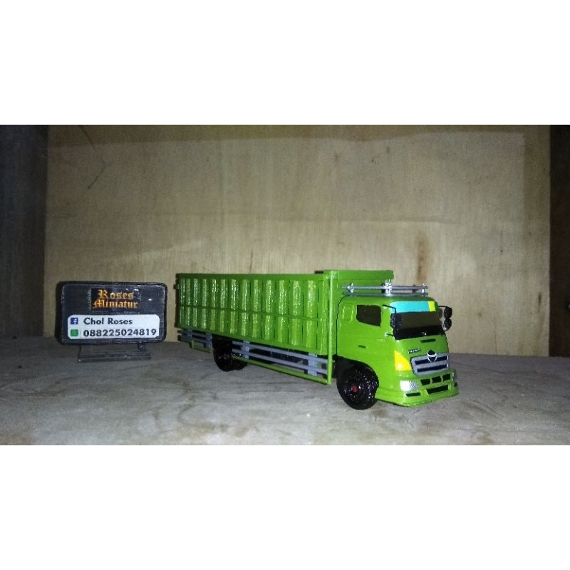 Miniatur truk Hino long