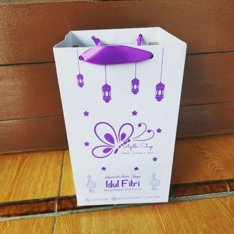 

Paperbag Kuker Lebaran Idul Fitri Custom - Desain Gratis! Muat 3 Toples Ukuran 15x15x25 cm - Pilihan Ukuran Lain Tersedia - Ideal untuk Souvenir dan Hadiah