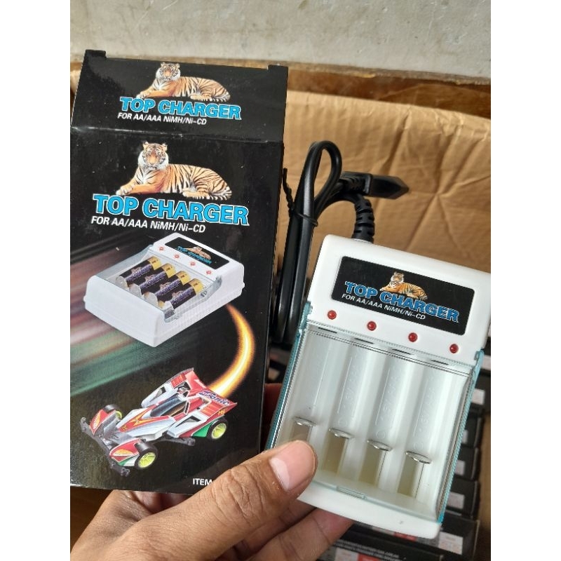 Alat cas baterai AA / AAA charger 4 slot