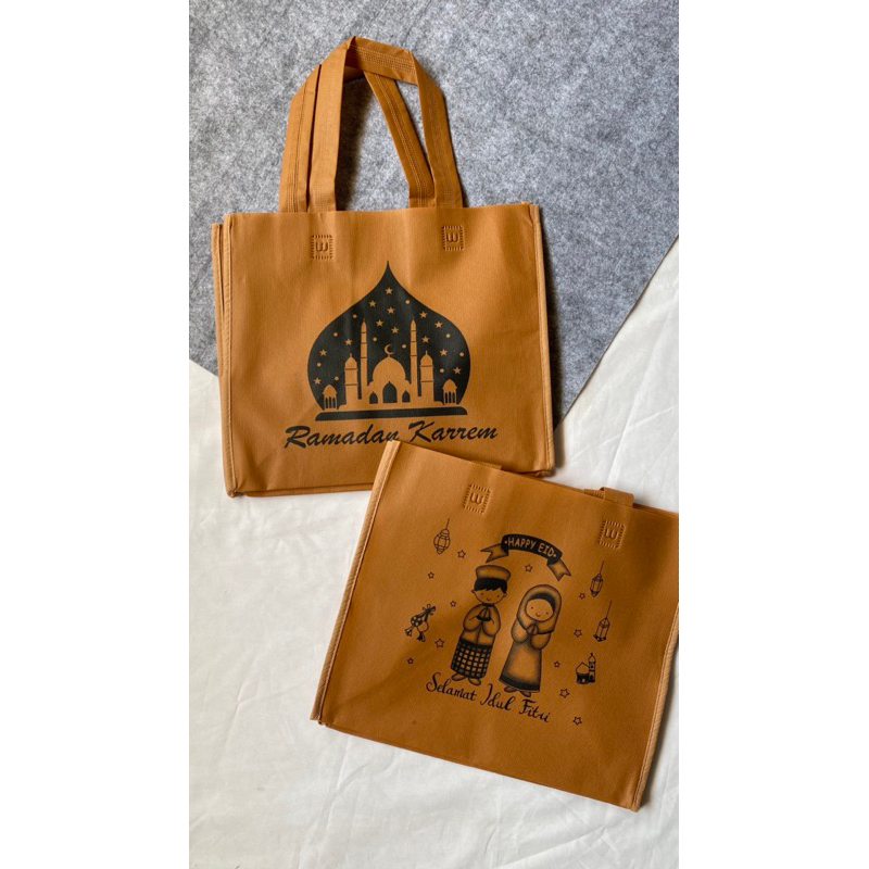 

[NEW] GOODIE BAG IDUL FITRI UKURAN 32x26x27cm KOTAK - GOODIE BAG PARCEL IDUL FITRI - TAS HAMPERS KAIN KUNING HIJAU - PAPERBAG IDUL FITRI - TAS PARCEL IDUL FITRI - Tas Kue Ramadan Kareem - Tas Hampers Kue Lebaran - Tas Spunbond Parcel Ramadan Idul Fitri