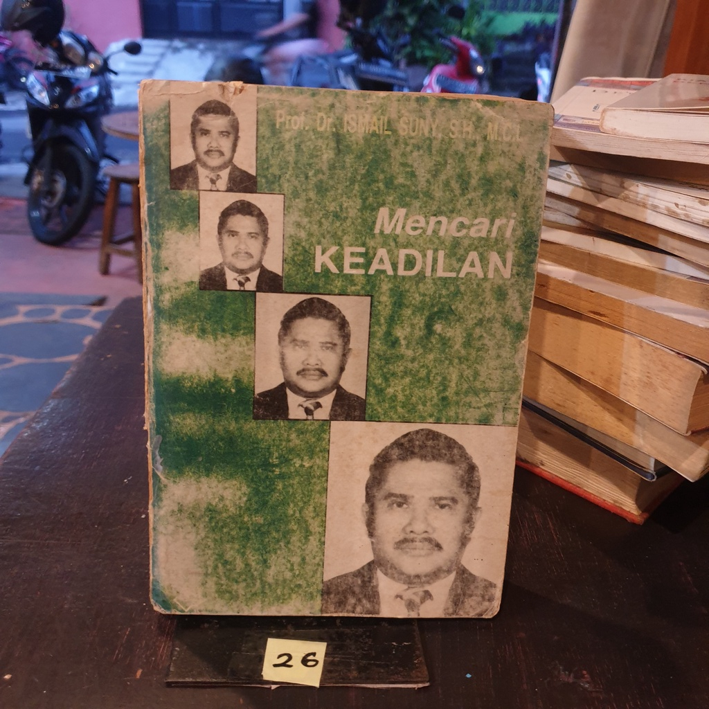 Buku mencari keadlian - ismail suny - original