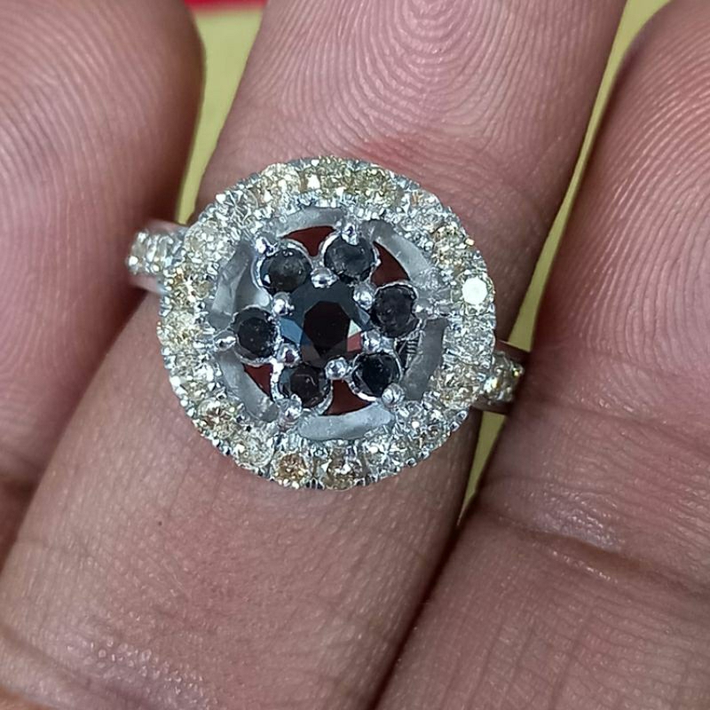 cincin perak Berlian hitam 7 biji berat estimasi 0,75 cerat Keliling berlian eropa 29 bji berat esti