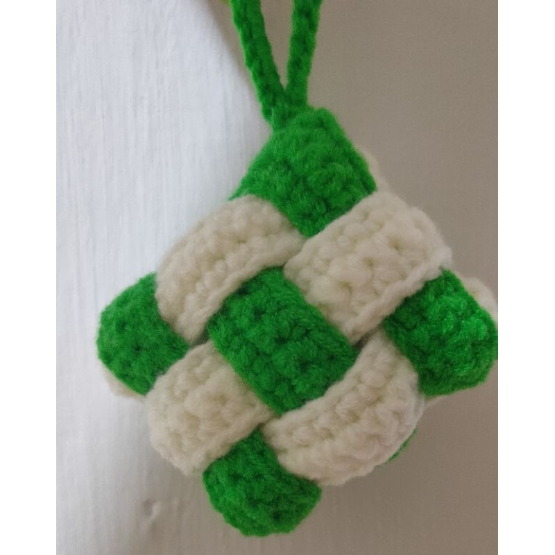 GANTUNGAN RAJUT KETUPAT