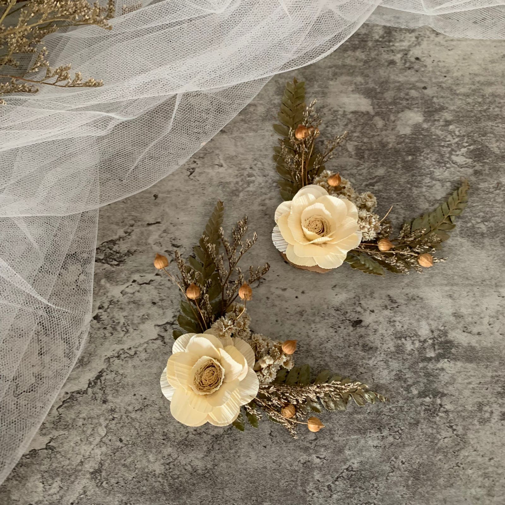 Rangkaian bunga kering sudut mahar rustic