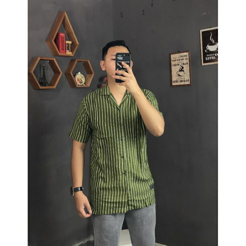 kemeja pendek salur pria keren