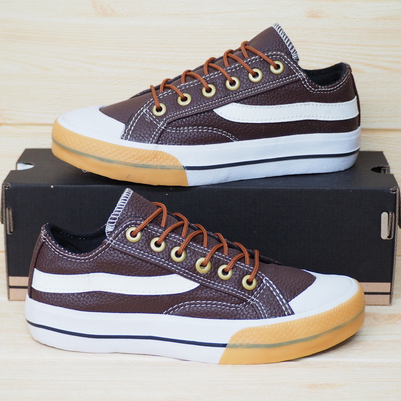 SEPATU SNEAKERS KULIT SINTETIS PRIA WARNA COKLAT TUA