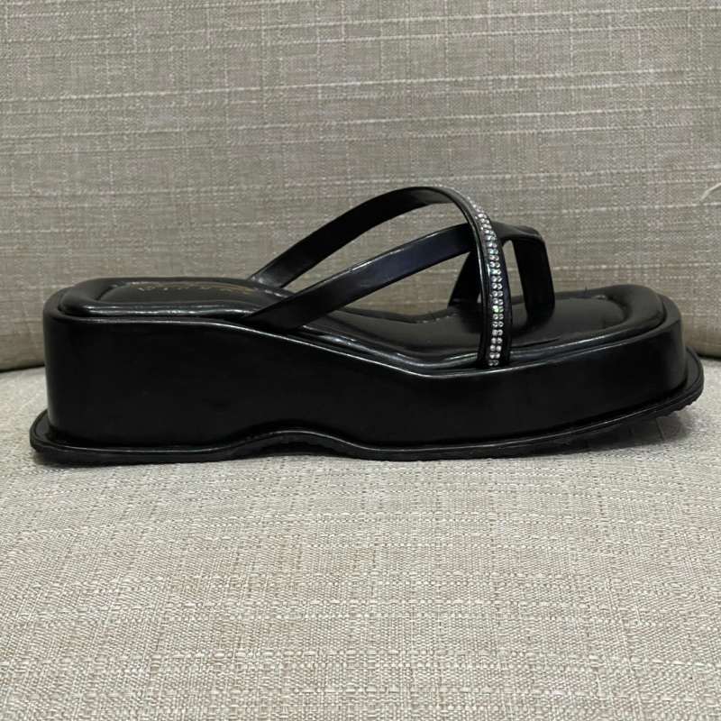 Winday Yubby Sandal Platform Wanita Tali Permata