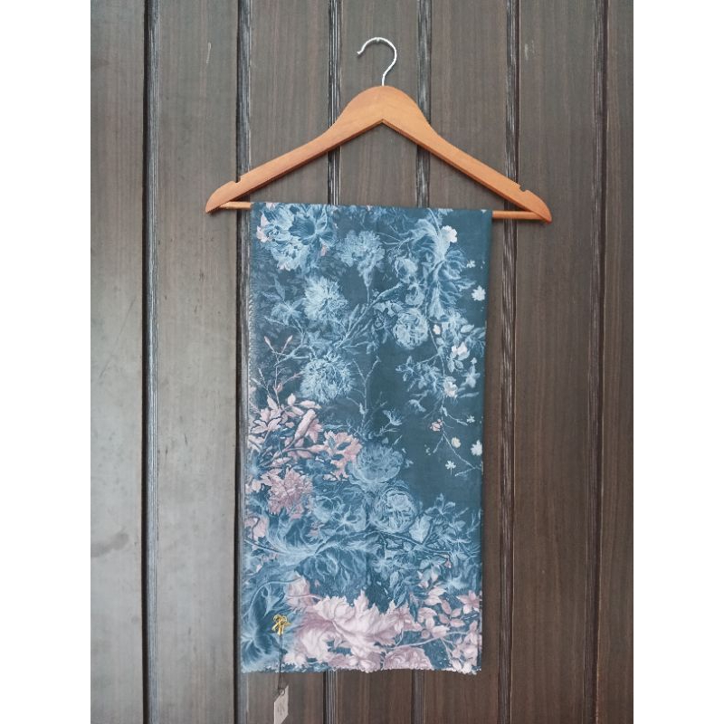 hijab puru kambera voal night blue balikpapan