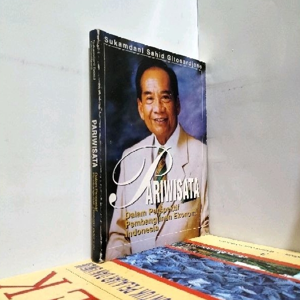 PARIWISATA DALAM PERSPEKTIF PEMBANGUNAN EKONOMI INDONESIA