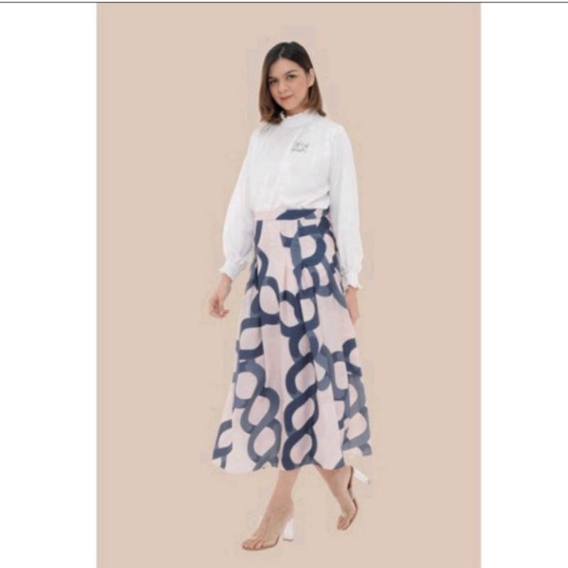 WEARING KLAMBY CLASSIC MONOGRAM SKIRT (Minor) nude