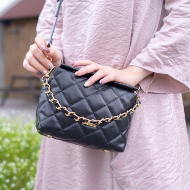 Flicka bag V 37 sling bag tas rantai kado ultah cewek hampers birthday hangout outfit kado nikah cew