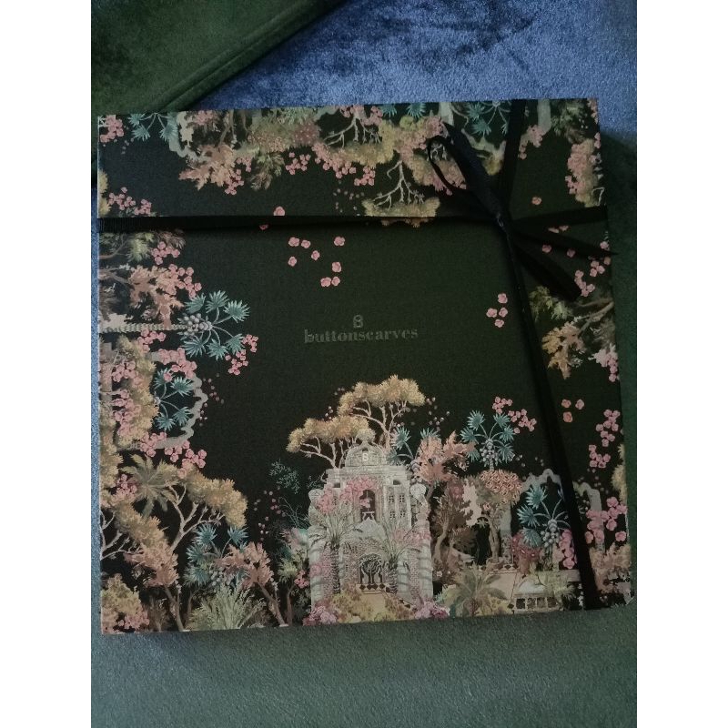 buttonscarves Al Qash Satin Shawl (black mashrabiya)