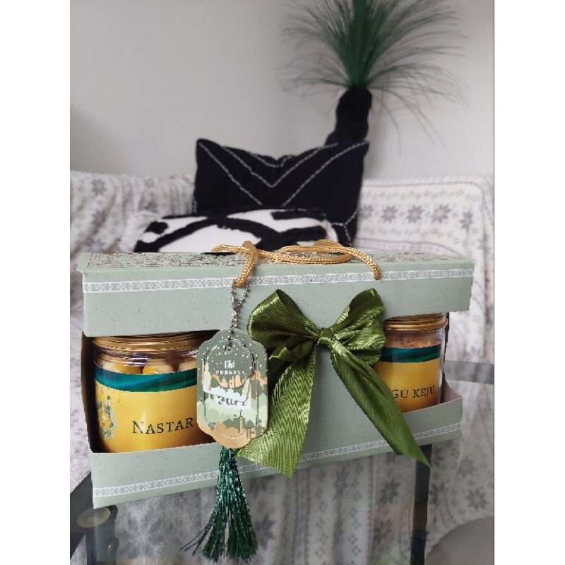 

Eid Fitr Hampers isi 3 cookies Design mewah dan Enak rasanya