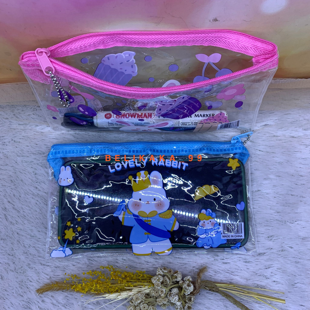 POUCH TEMPAT PENSIL PULPEN ALAT TULIS WARNA TRANSPARAN MOTIF KARAKTER LUCU IMPORT / POUCH ALAT TULIS / PERLENGKAPAN SEKOLAH / POUCH ALAT TULIS / TEMPAT ALAT TULIS TRANSPARAN / POUCH WARNA TRANSPARAN