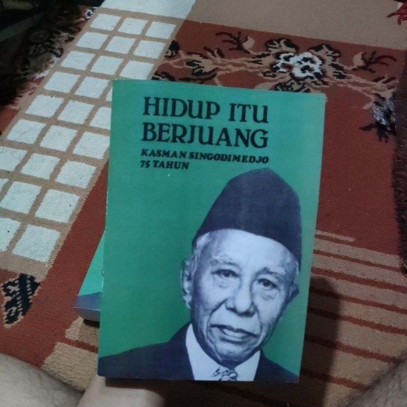 hidup itu berjuang kasman singodimedjo 75 tahun Buku HIDUP ITU BERJUANG KASMAN SINGODIMEDJO 75 TAHUN