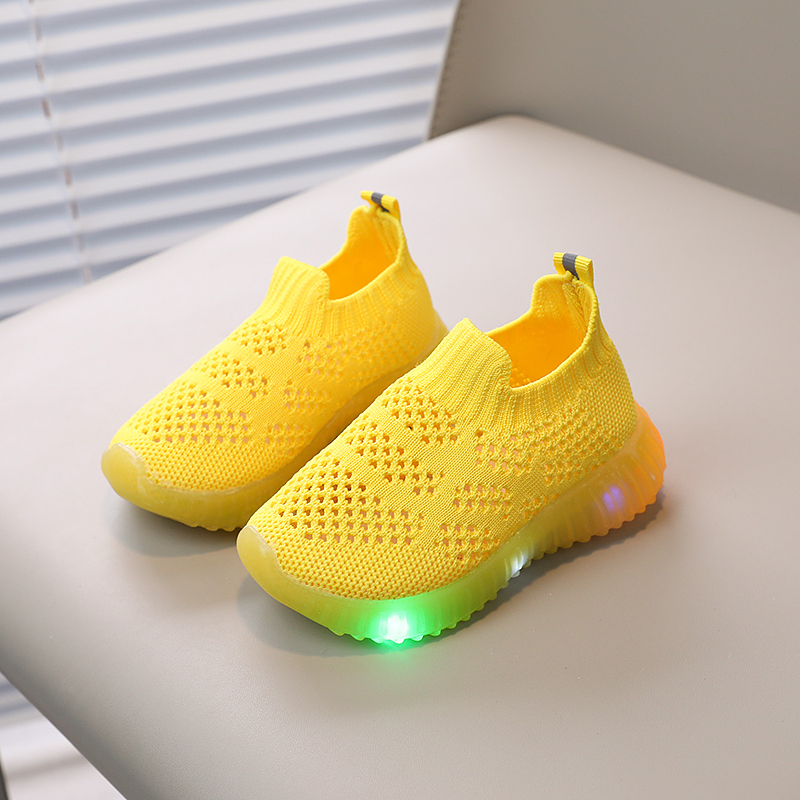 Anak-anak berusia 1-8 tahun slip pada lampu flash sneaker bernapas sepatu sepatu flyknit LED soft bottom non-slip