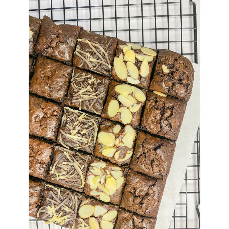 

Amatokeki Fudgy Brownies 20x20 isi 25 Pcs / Coklat / Almond / Keju / Kue ulang tahun / Premium Ingredients