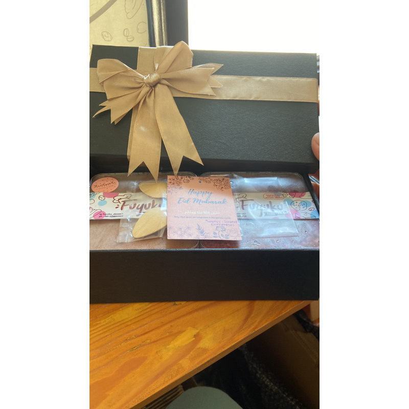 

HAMPERS HARDBOX ISI 2 DESSERT BOX MOYUKU