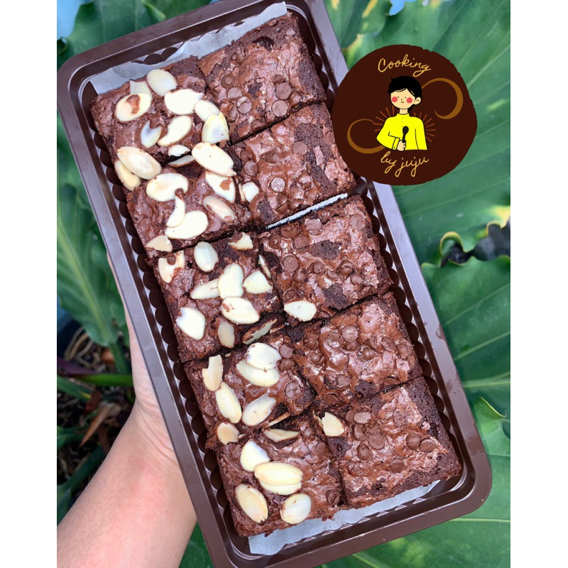 

CLASSIC FUDGY BROWNIES ALMOND CHOCOCHIPS FUDGE by @Cooking.byJuju (BISA KIRIM KE LUAR LOTA)