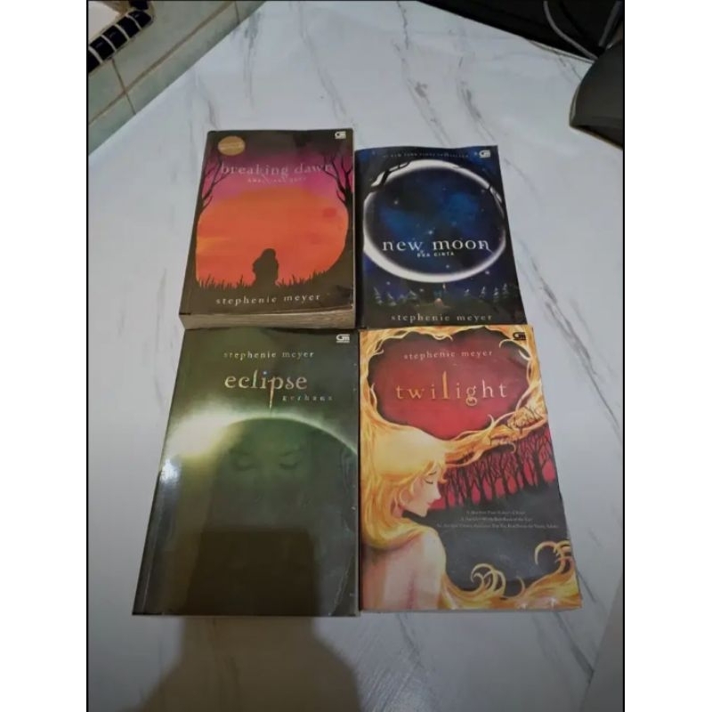 Novel Twilight 4 series - Collector Item