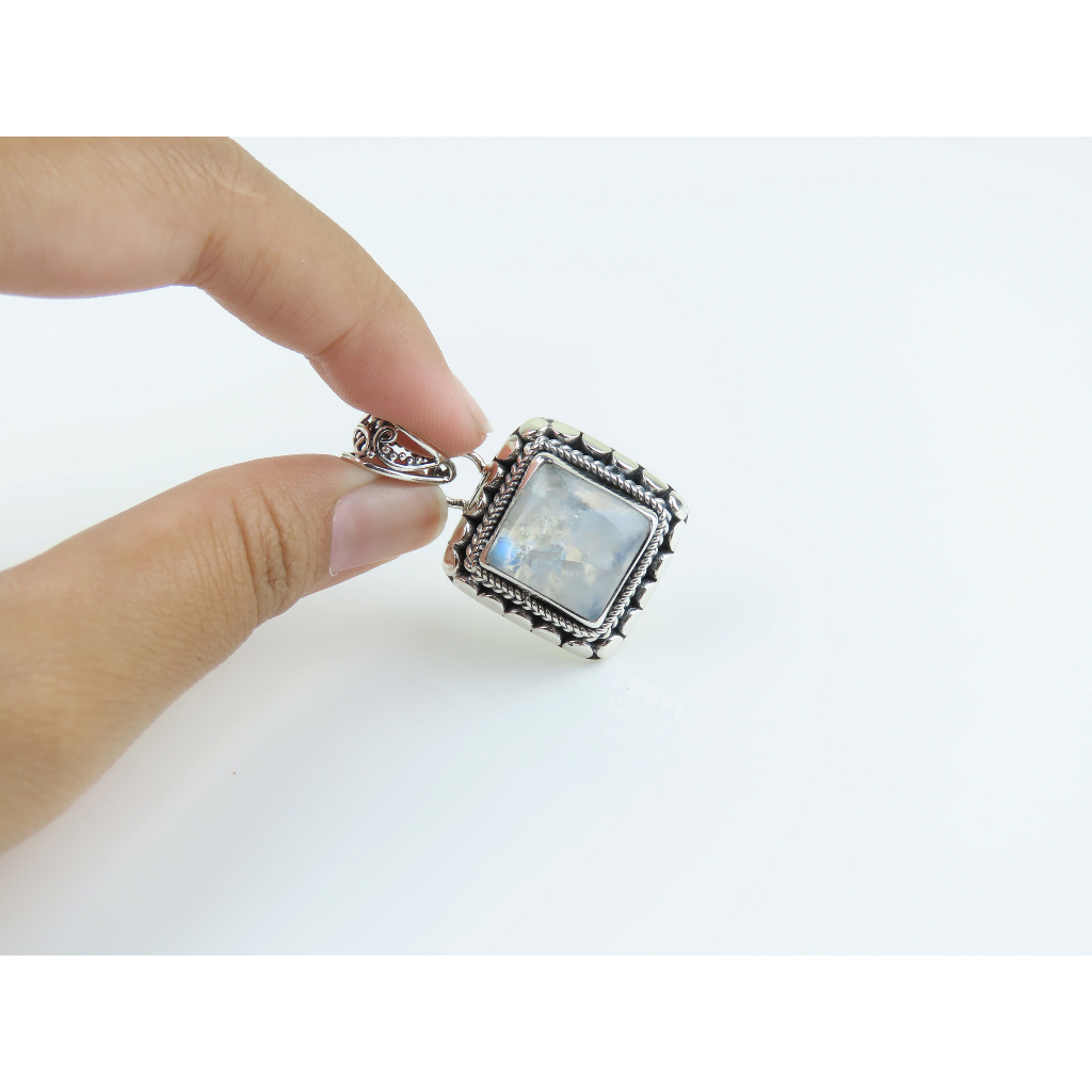 Liontin Kotak Perak 925 dengan Permata Rainbow Moonstone