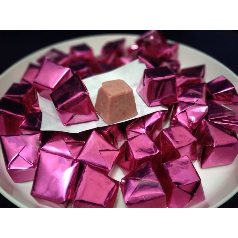 

Nafariz724 Coklat Premium Esqi Piramid Full Almond (Coklat/Berry/White/Green) 138Pcs 1Kg