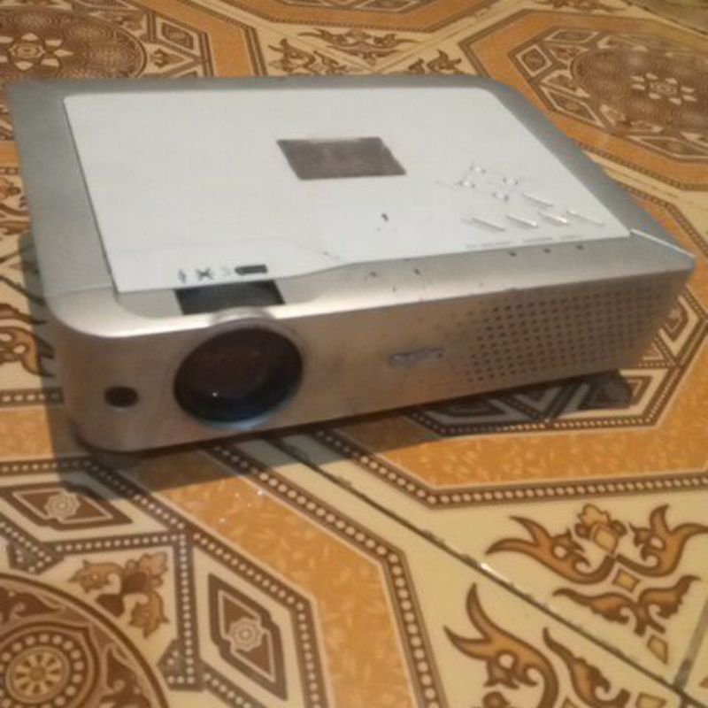 Proyektor sanyo PLC XU73