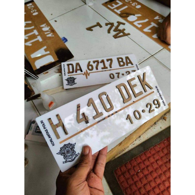 Plat Nomor Motor Akrilik Timbus Variasi Hitam Putih Glossy Doff Custom Baut Tanam Keren Murah Original / Plat Nomor Akrilik Timbul