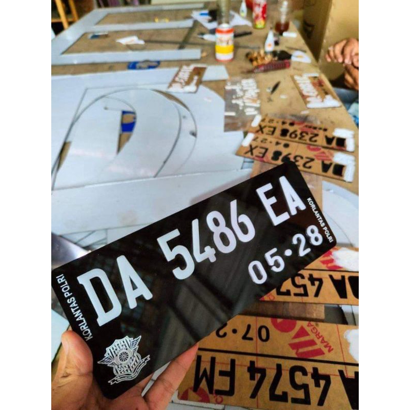 Plat Nomor Motor Akrilik Timbus Variasi Hitam Putih Glossy Doff Custom Baut Tanam Keren Murah Original / Plat Nomor Akrilik Timbul