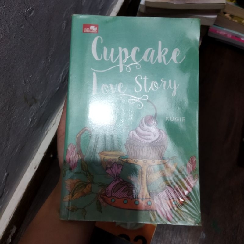 

(PRELOVED) SOFT COVER / CUPCAKE LOVE STORY - KUGIE