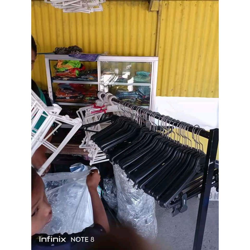 Hanger toko baju