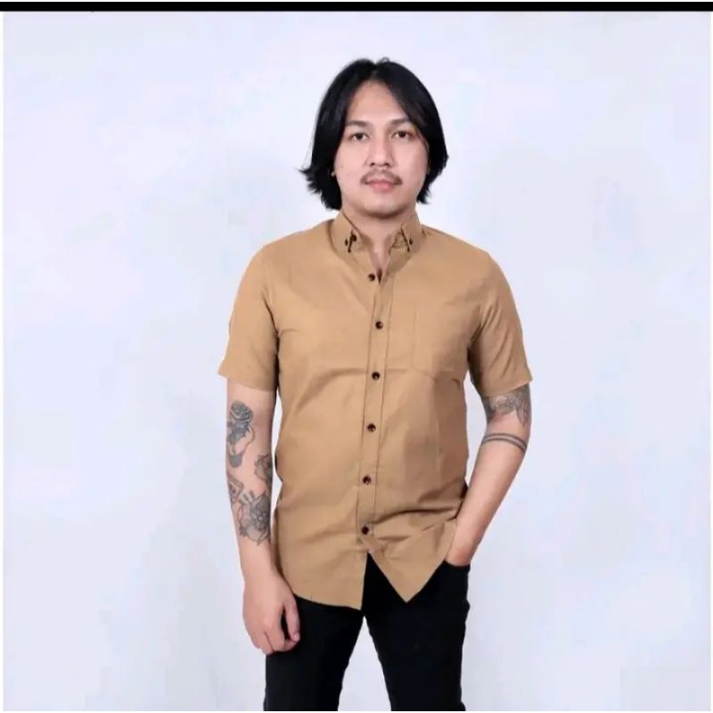 Kemeja Polos Lengan Pendek Basic Pria Cowok Kasual Slimfit Cokelat Susu Coksu