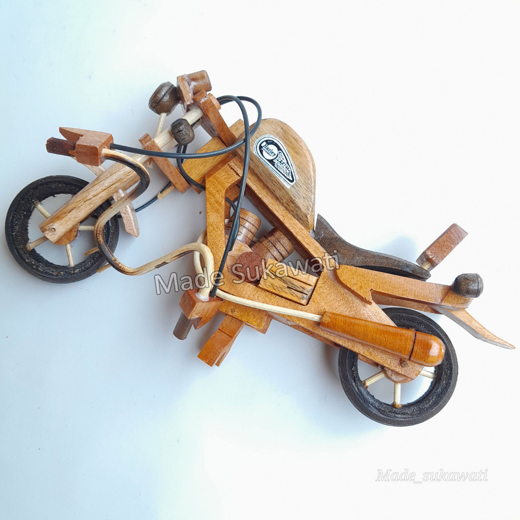 Miniatur motor Harley kerajinan kayu handmade