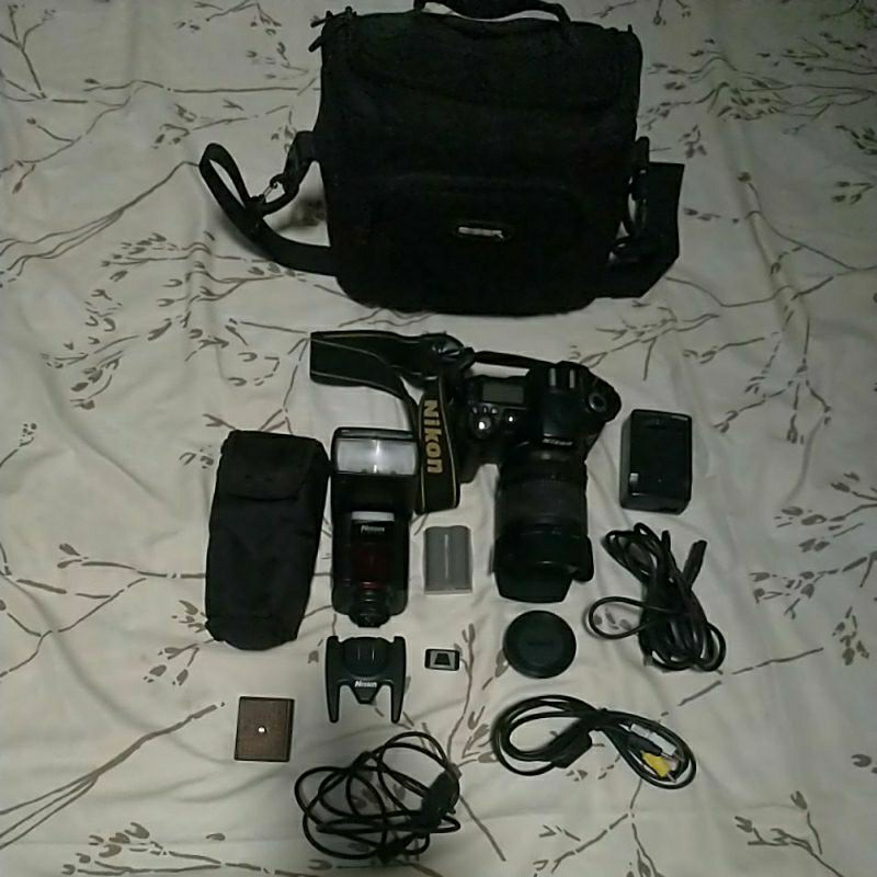 Kamera DSLR Nikon D90 + Lensa Kit 18-105mm + external flasher Nissin + Tas kamera Eiger + Bonus lain