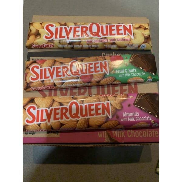 SILVERQUEEN 25GR (BOX isi 10 PCS) - COKELAT SILVER QUEEN Cashew / Almond / Green Tea / YogHurt Very Berry  (BOX)