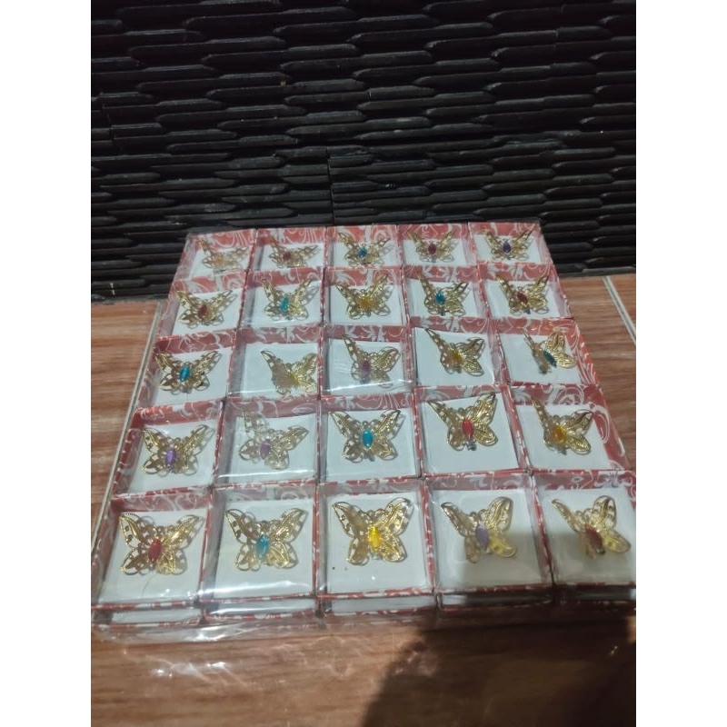 Isi (100 pcs) Souvenir Pernikahan Bros Kupu-kupu Variant Warna Gold dan Silver Kemasan Mika Dan Free