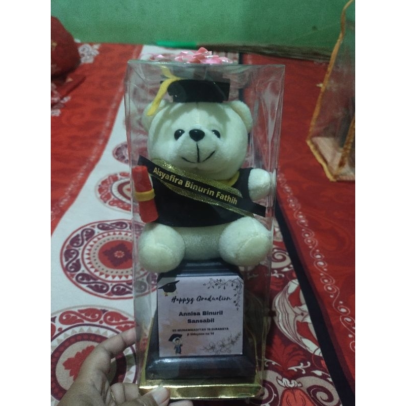 piala boneka wisuda