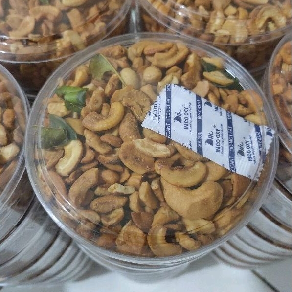 

Kacang Mede Patahan Matang 1 Toples
