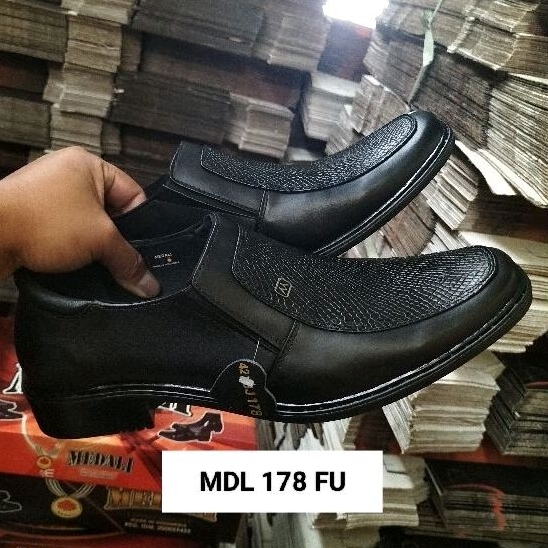 Sepatu kulit pria pantofel medali sepatu kerja formal