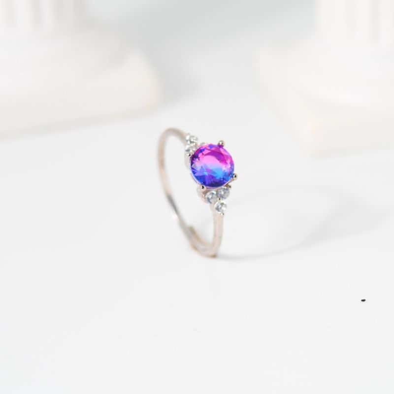 Cincin Emas Solitaire Aurora Segitiga Mata Tabur Samping - Toko Emas Gadjah