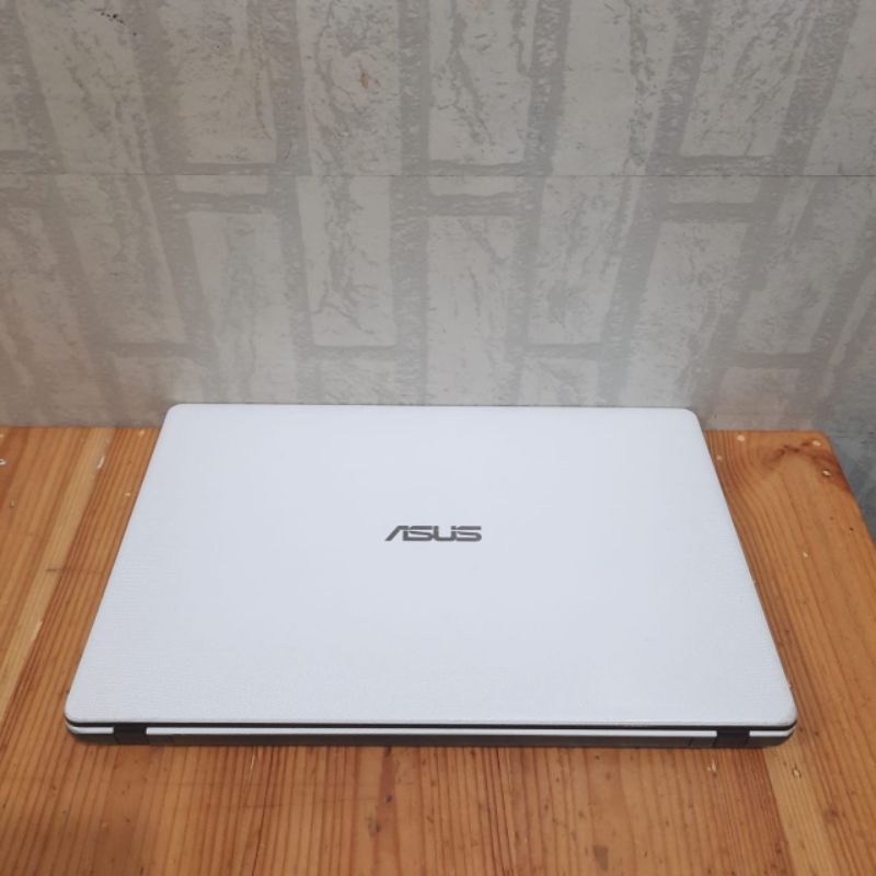 Laptop Asus X550CC intel Cor i3 Ram 4Gb/ HDD 750Gb Nvdia GT 720M 2Gb Layar 15inch