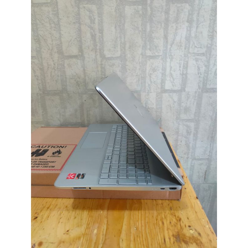 Laptop Hp 15-ef0875ms Amd Ryzen 7-3700U Ram 8Gb/SSD 256Gb Amd RX Vega 10 2Gb Touchcsreen